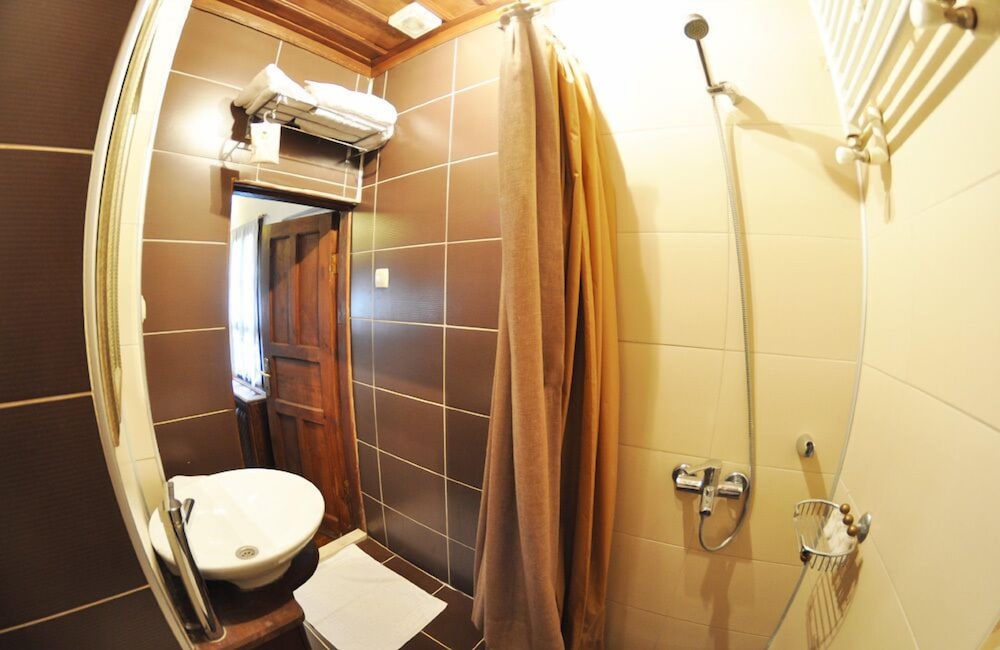 Economy Triple Room photo 2