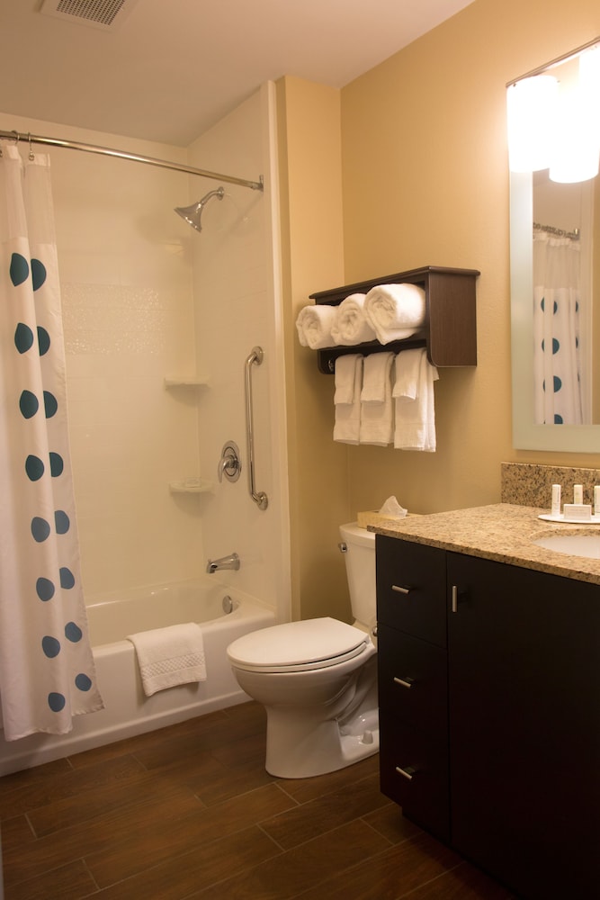 Suite, 2 Bedrooms (Mobility/Hearing Accessible, Tub) photo 2
