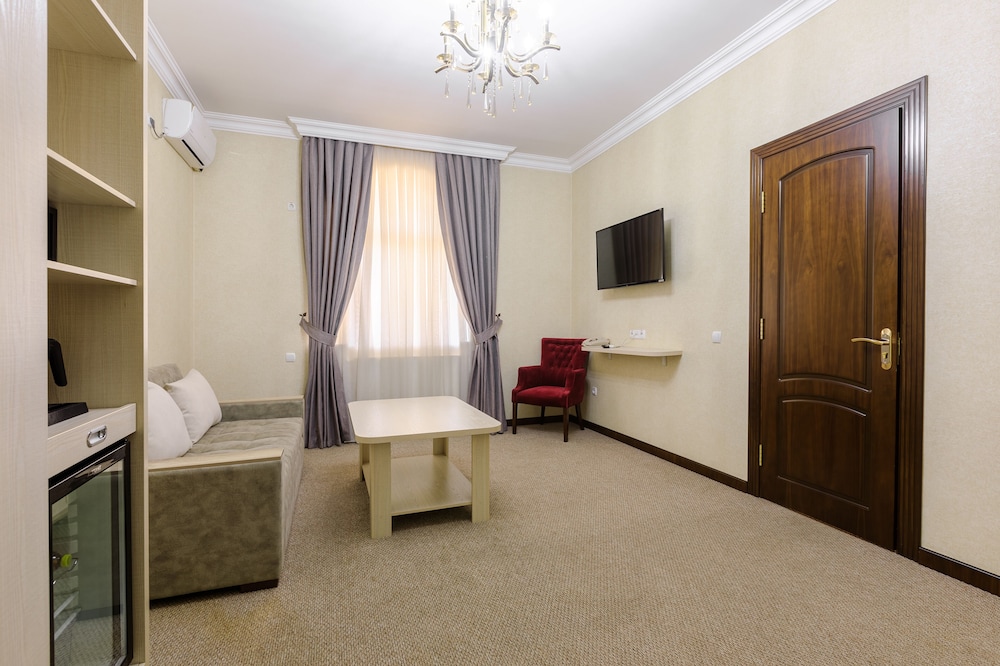 Suite, 1 King Bed with Sofa bed, Non Smoking photo 2