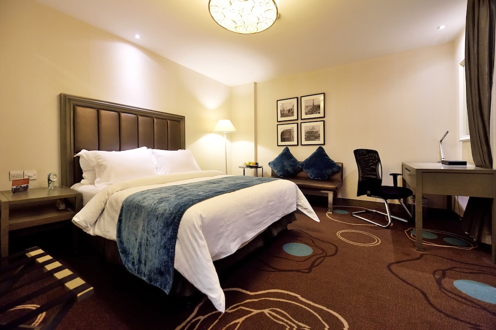 Deluxe Queen Room