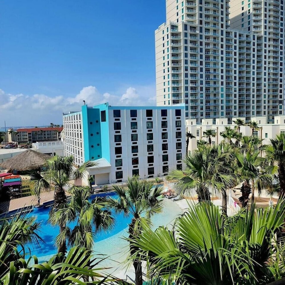 Standard Room, 2 Queen Beds, Pool View - Photo 4