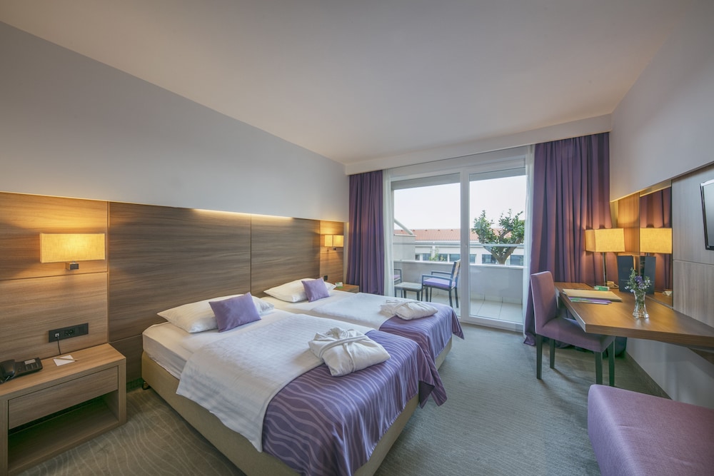 Superior Twin Room with Extra Bed and Balcony - Photo 6