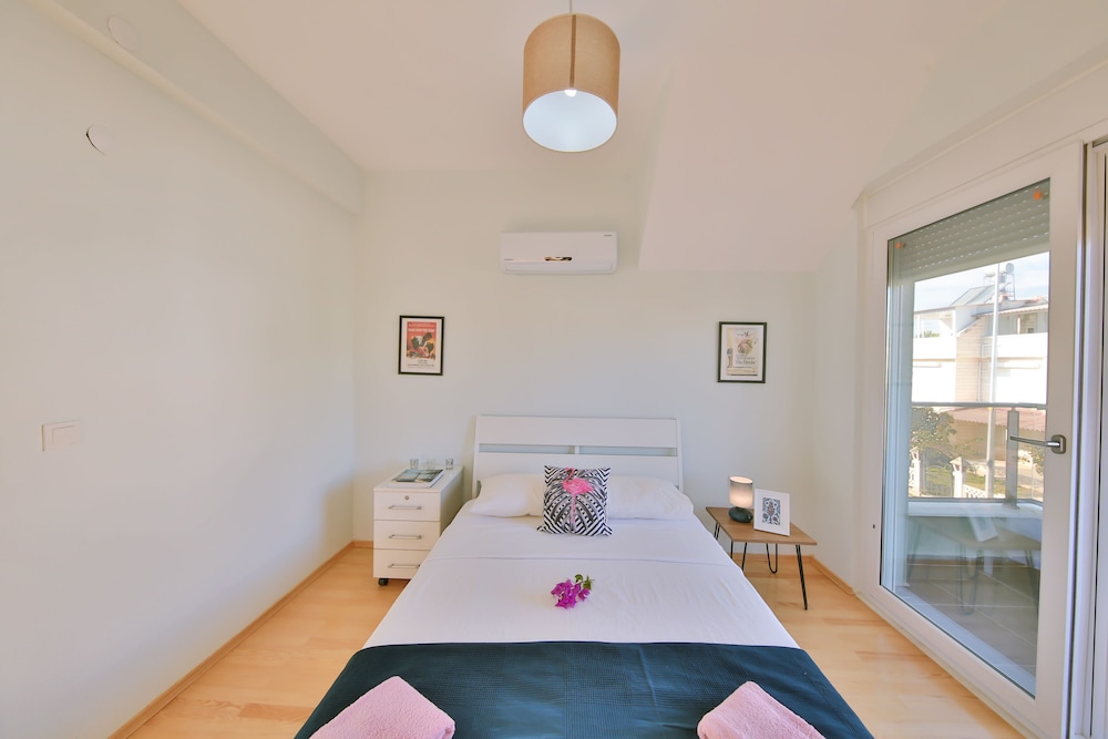 Amado - Duplex 3 Bed Apartment with Pool View and 2 Showers
