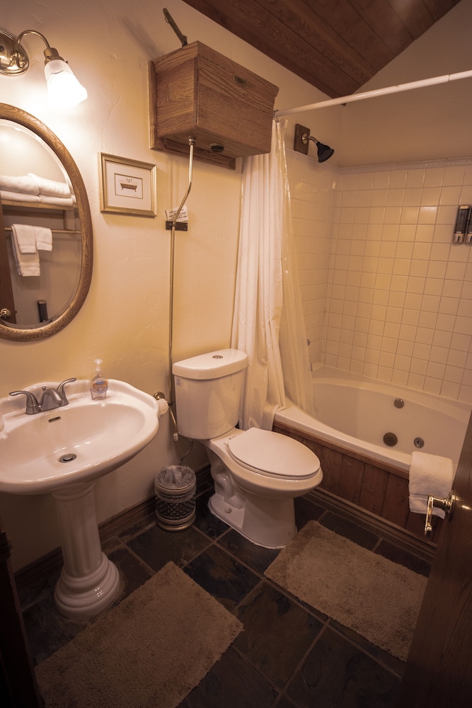 Grand Studio Suite, Multiple Beds, Mountain View photo 3