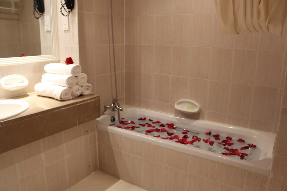 Suite, 1 King Bed - Photo 2