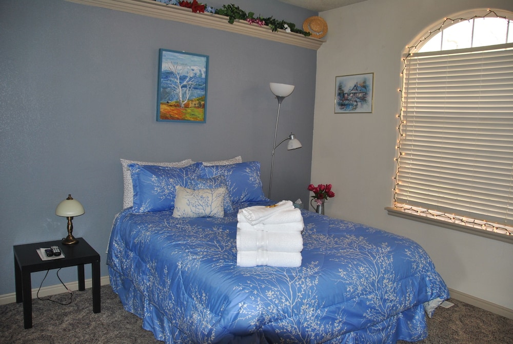 Design Room, 1 Queen Bed, Shared Bathroom, Garden View (G1 - Country Nights) photo 1