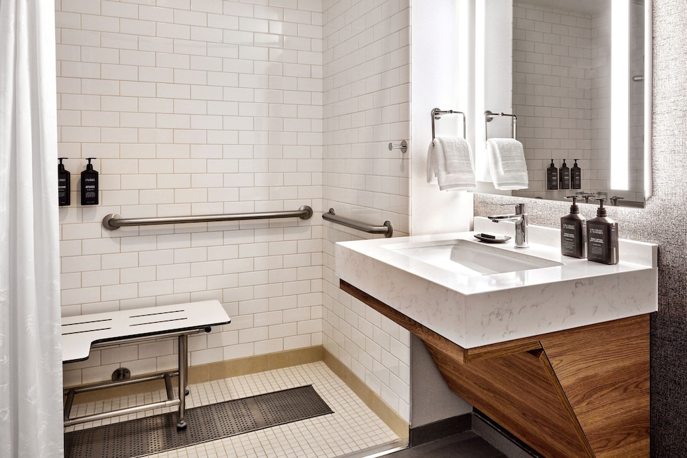Club Room, 1 King Bed - Photo 6