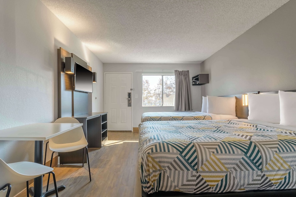 Deluxe Room, 2 Queen Beds, Refrigerator photo 3