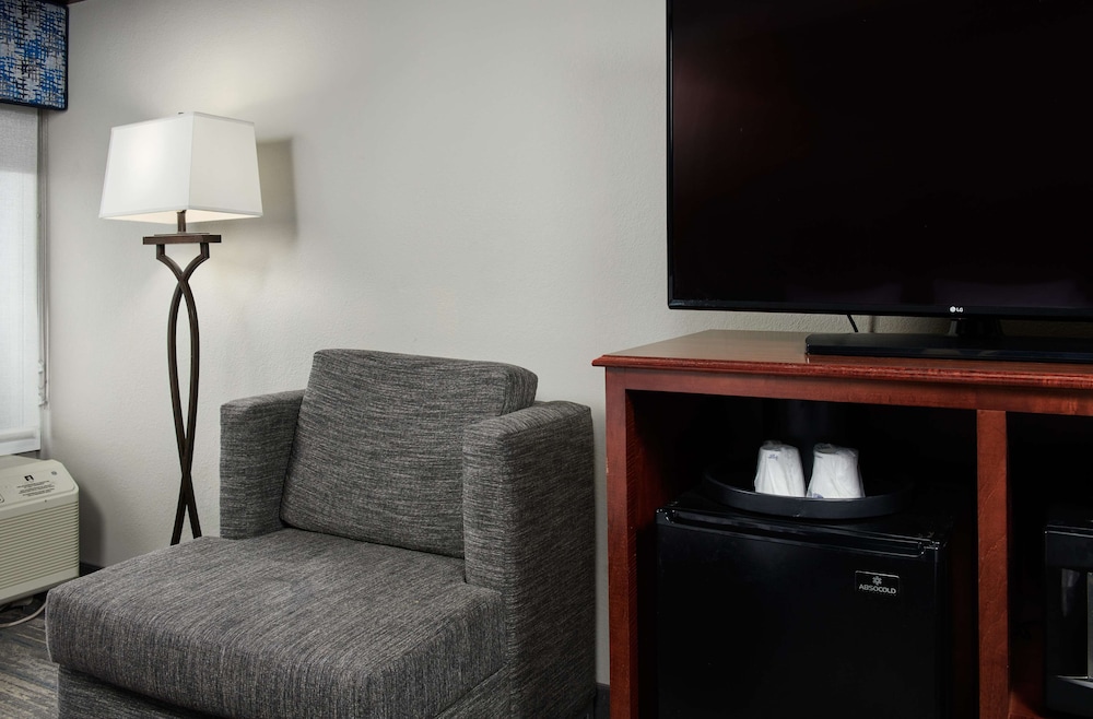 One King Bed Non-Smoking - Photo 4