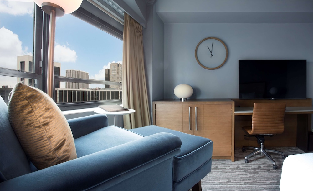 Skyline Room, 1 King Bed, Accessible photo 3