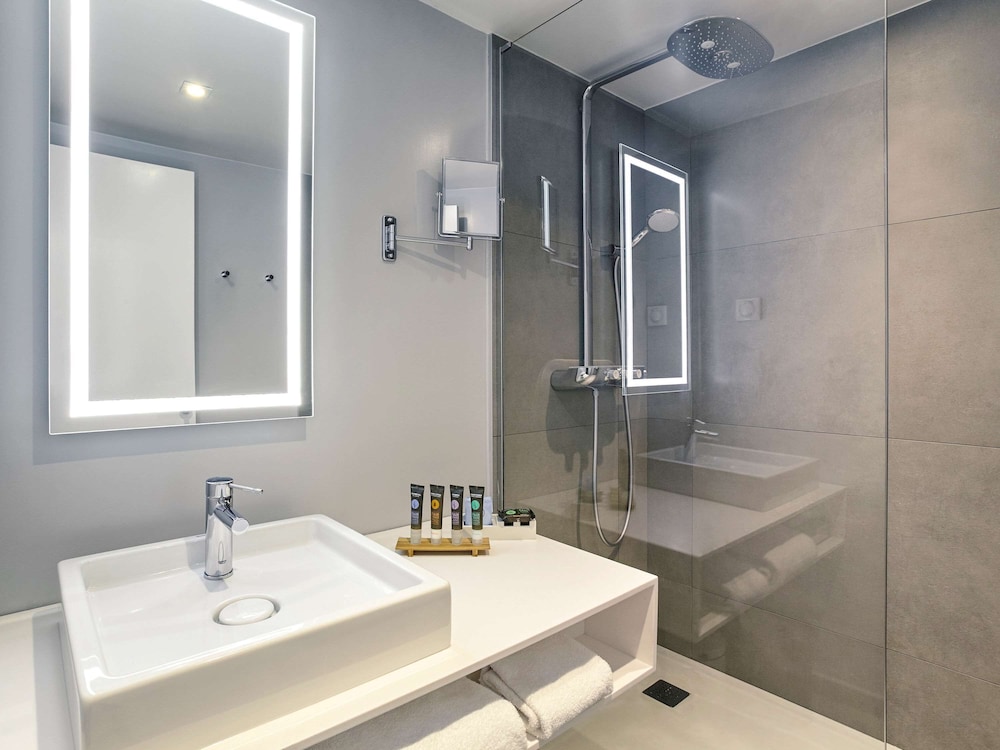 Superior Room, 1 Queen Bed, Accessible photo 3