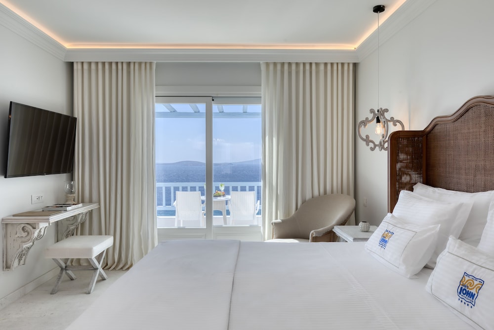 Signature Junior Suite with Sea View - Photo 1