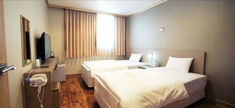 Standard Twin Room - Photo 1