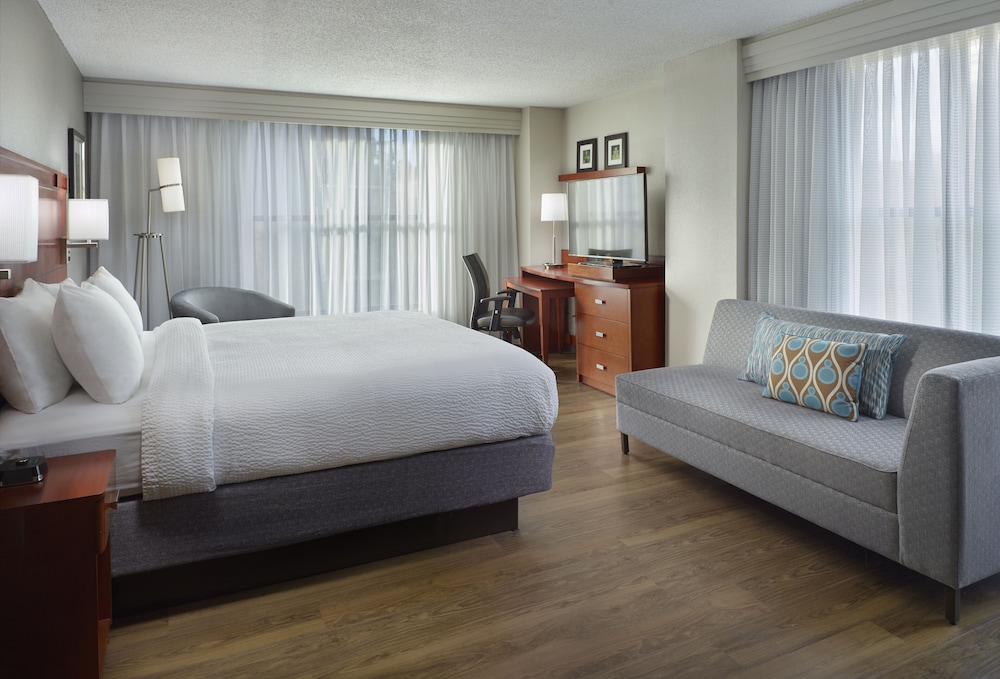 Room, 1 King Bed, Corner photo 2