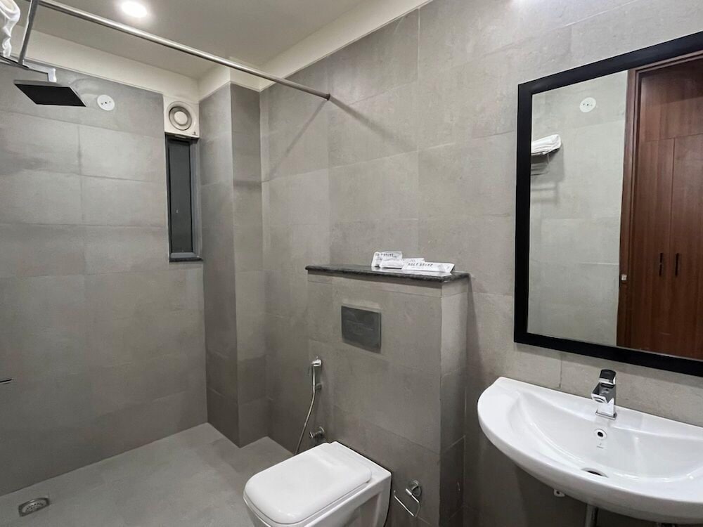 Superior Room with Balcony - Photo 16