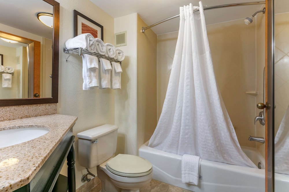 Standard Room, 2 Queen Beds, Non Smoking - Photo 7