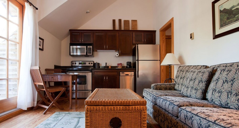 Cigar House Queen Suite w/ Poolside Balcony