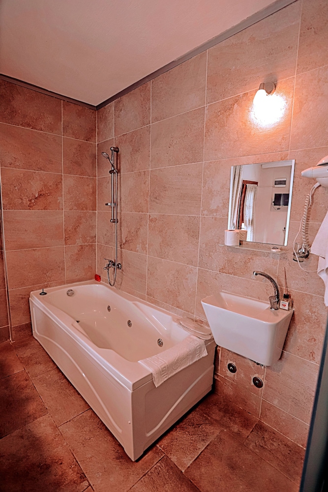 Panoramic Double Room, Jetted Tub, Valley View photo 2