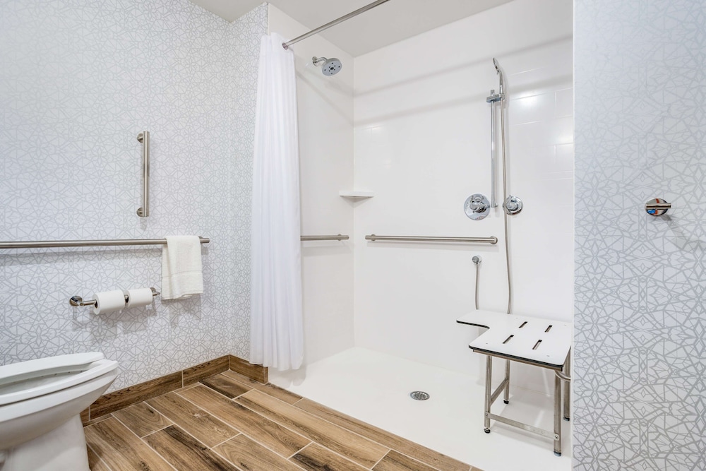 Room, 2 Queen Beds, Accessible (Roll-In Shower) - Photo 4