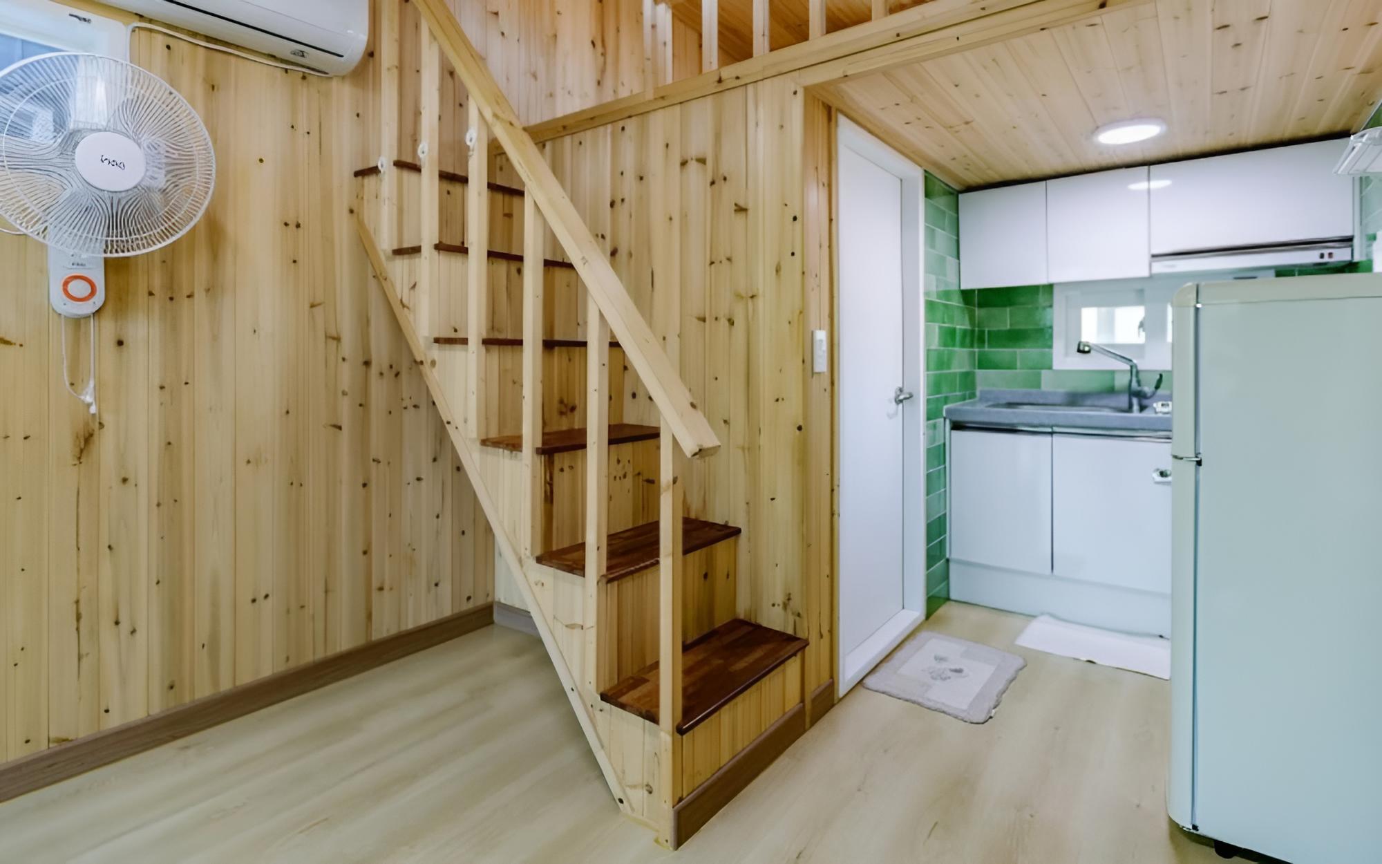 Room (Wood room)