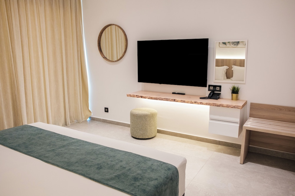 Classic Double or Twin Room, 1 Bedroom, Lanai, City View photo 3