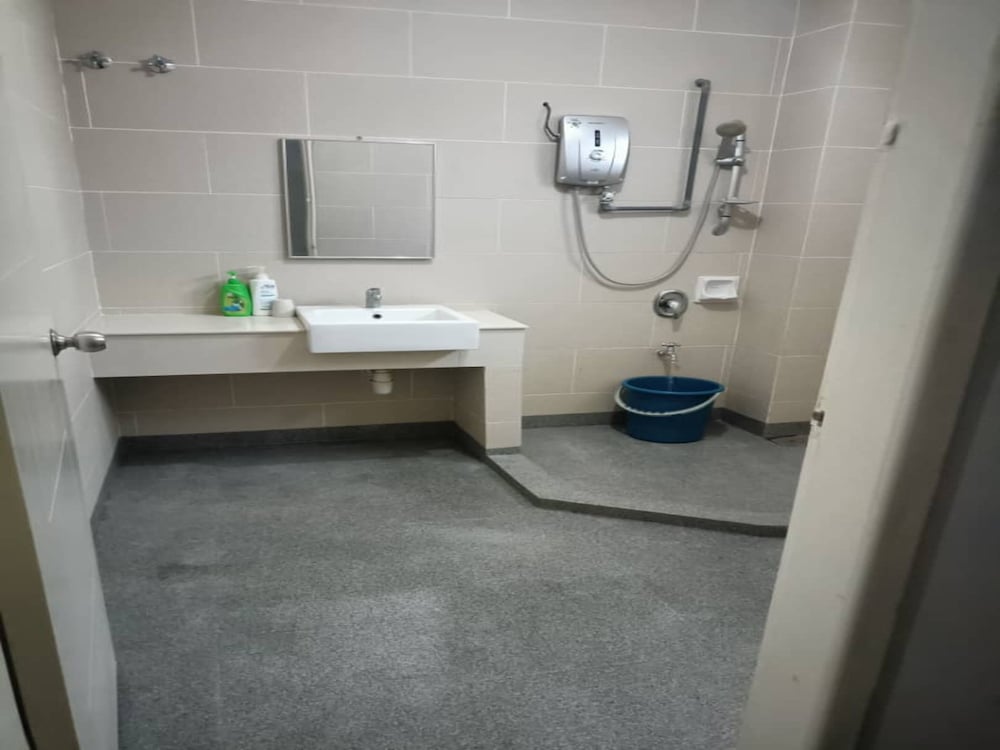 Room, Shared Bathroom photo 3