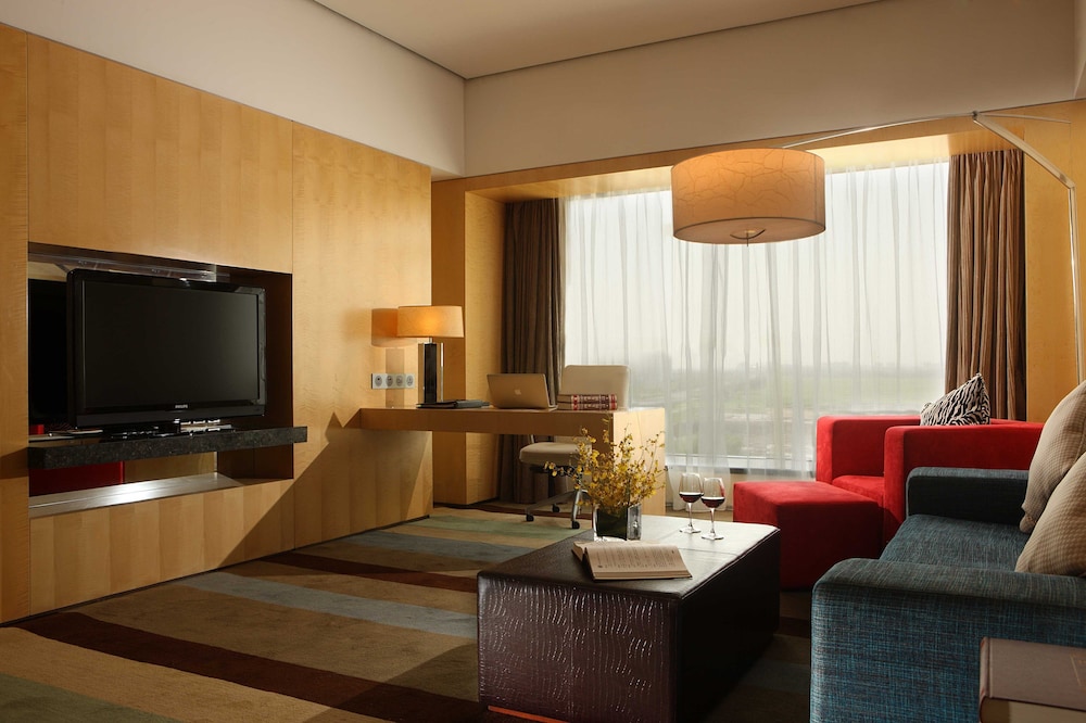 Junior Suite, 1 King Bed, Club Lounge Access - Photo 8