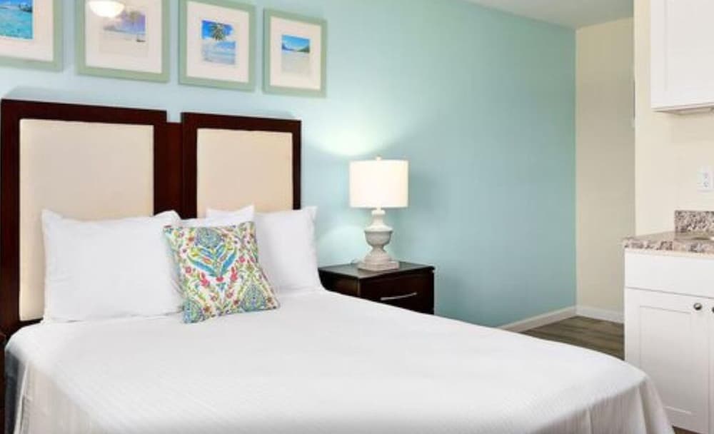 Room, 1 Queen Bed (Located 2 St. Louis Ave) photo 1