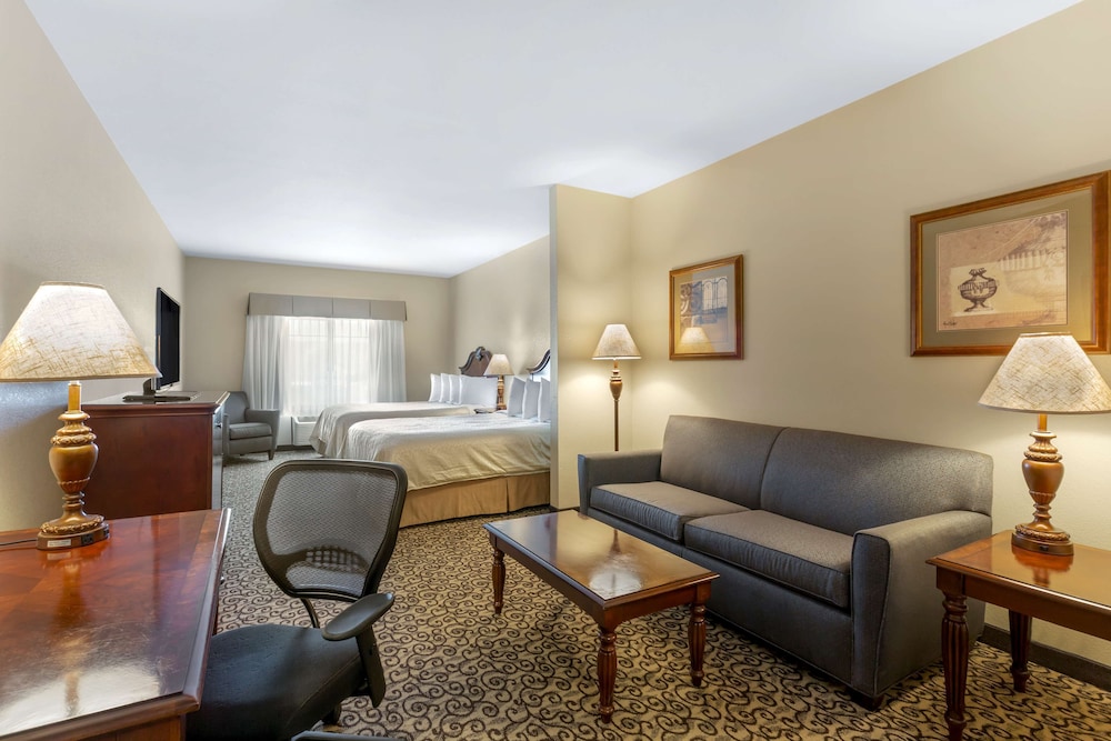 Suite, Multiple Beds, Non Smoking, Refrigerator & Microwave (with Sofabed) photo 1