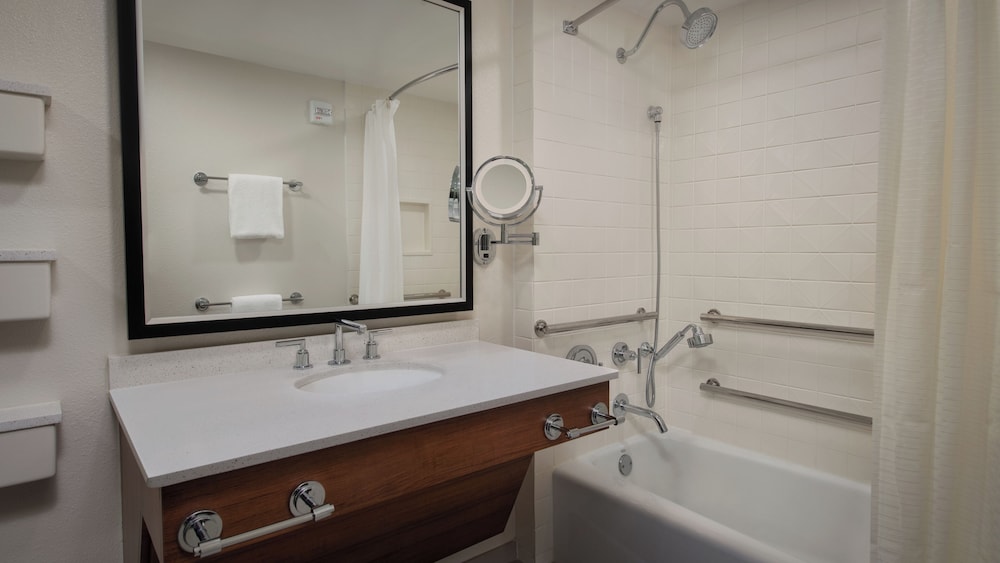 Preferred Room. Florida special accessible room with option for hearing accessibility. 1 queen bed a - Photo 3