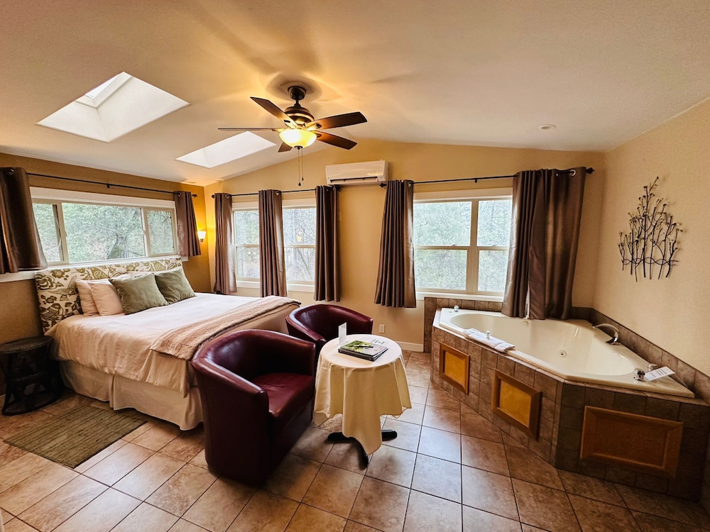 The Acorn Luxury Cabin, 1 Queen Bed, Jetted Tub (Pet Friendly) photo 1