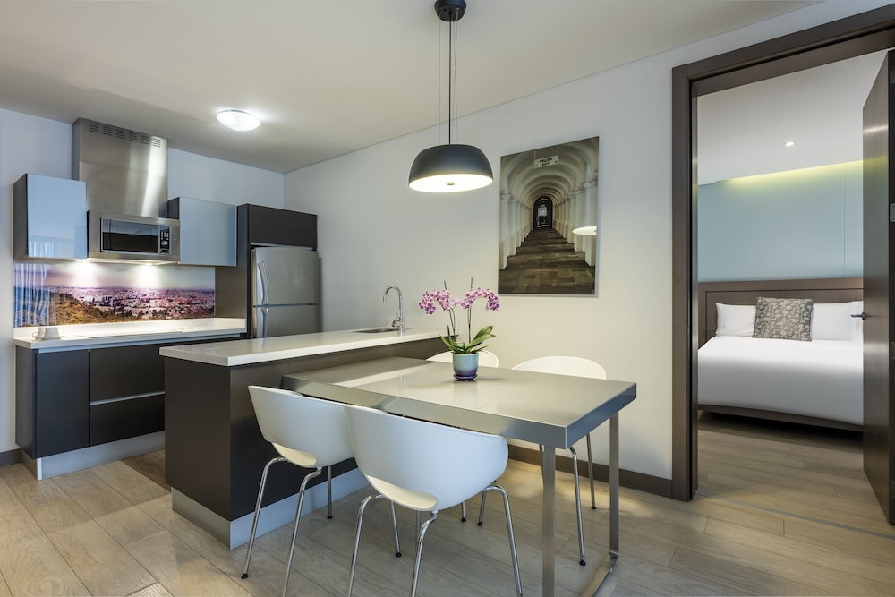 Suite (Emerald) photo 1