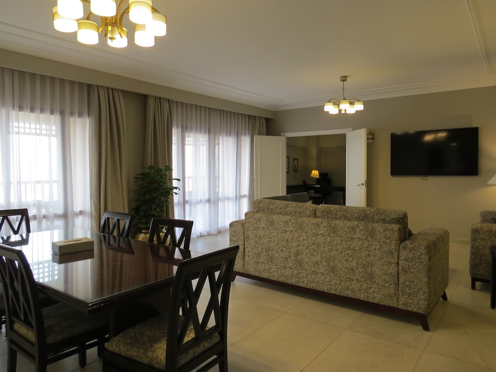 Deluxe Imperial Suite Nile View - Photo 3