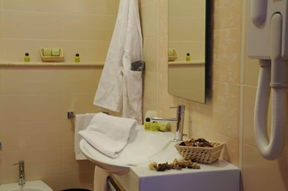 Standard Triple Room - Photo 8