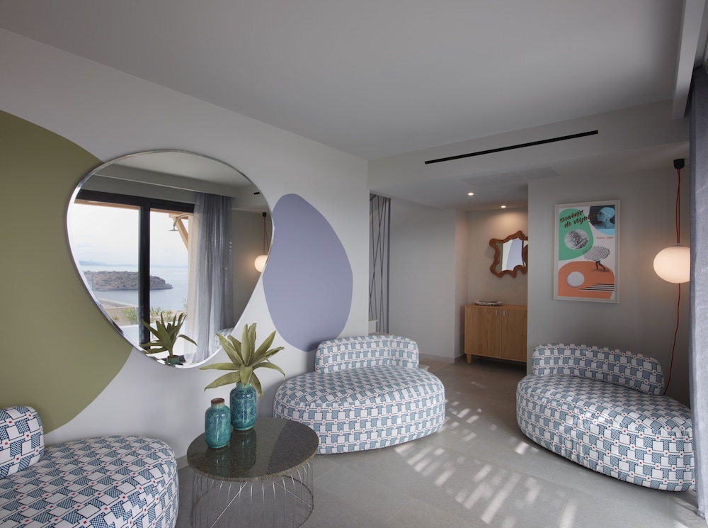 Prestige 3-Bedroom Family Pool Suite Sea View - Photo 2
