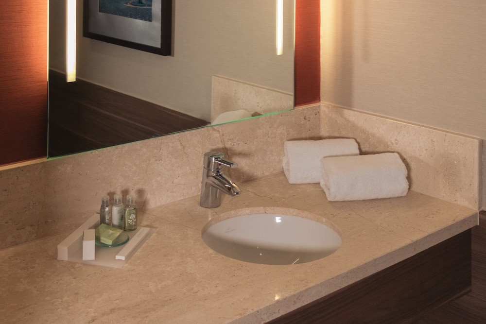 Suite, 1 Bedroom, Balcony (Top Floor) - Photo 8