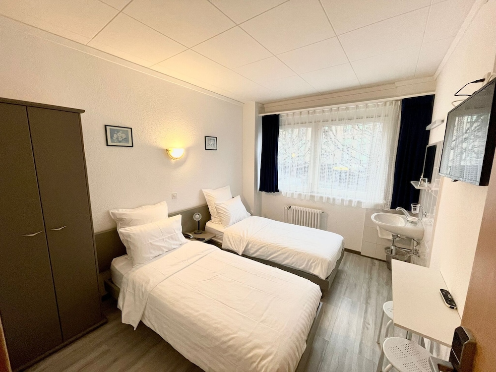Economy Twin Room, Shared Bathroom (Petit Budget) photo 1
