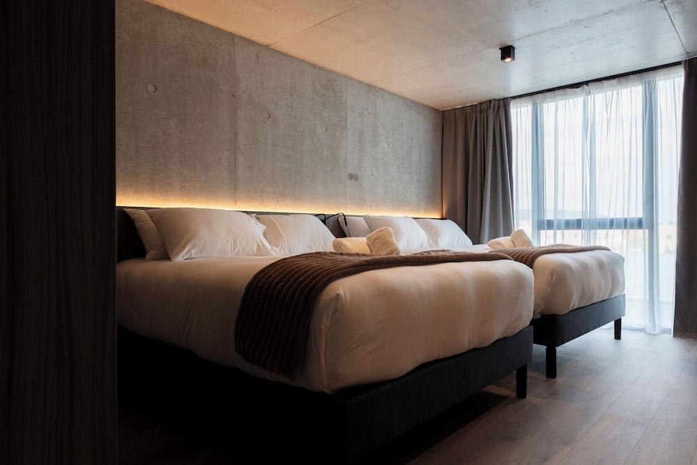 Deluxe Suite, Pool Access