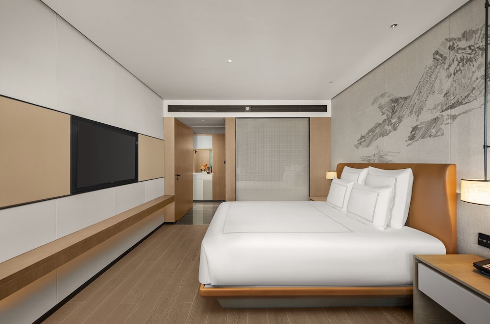 Premier Suite, 1 King Bed, Club Lounge Access, City View - Photo 5
