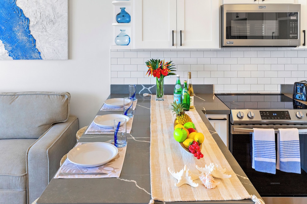Premium Remodeled Condo with Ocean View and Parking: Premium Apartment, 1 King Bed, Air conditioning, Ocean View (0119) photo