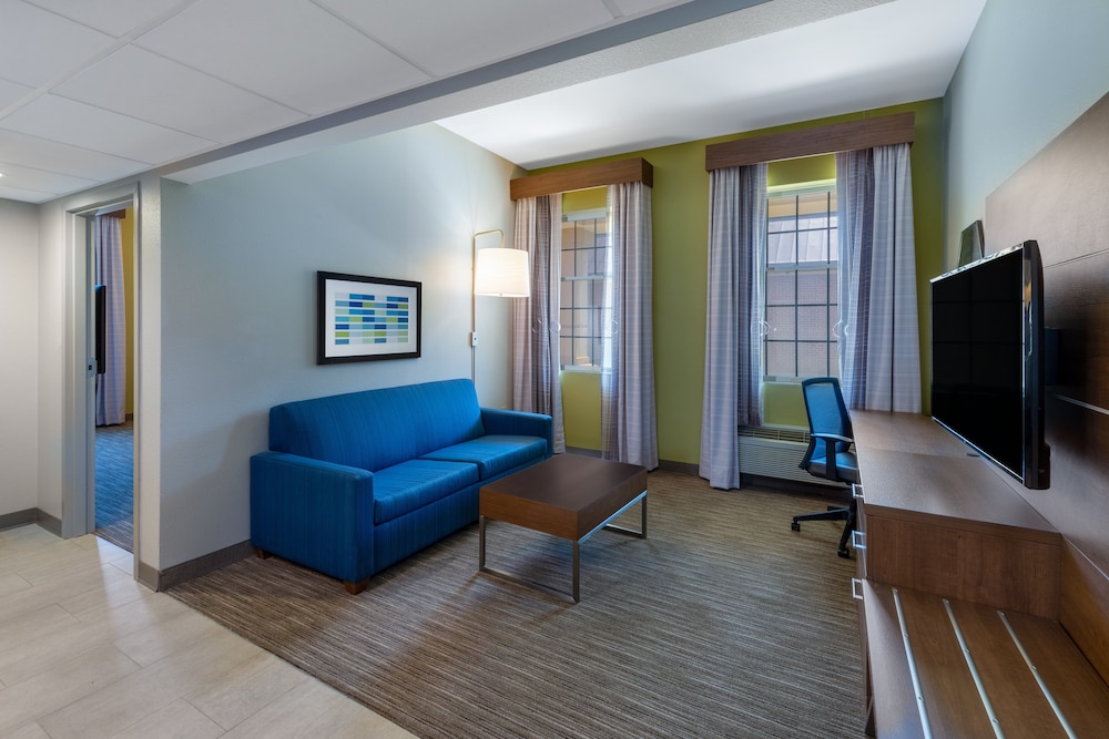 Suite, 1 Bedroom - Photo 2