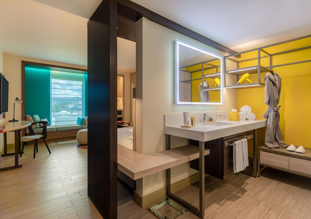 Room, 2 Double Beds (Atrium View) photo 3