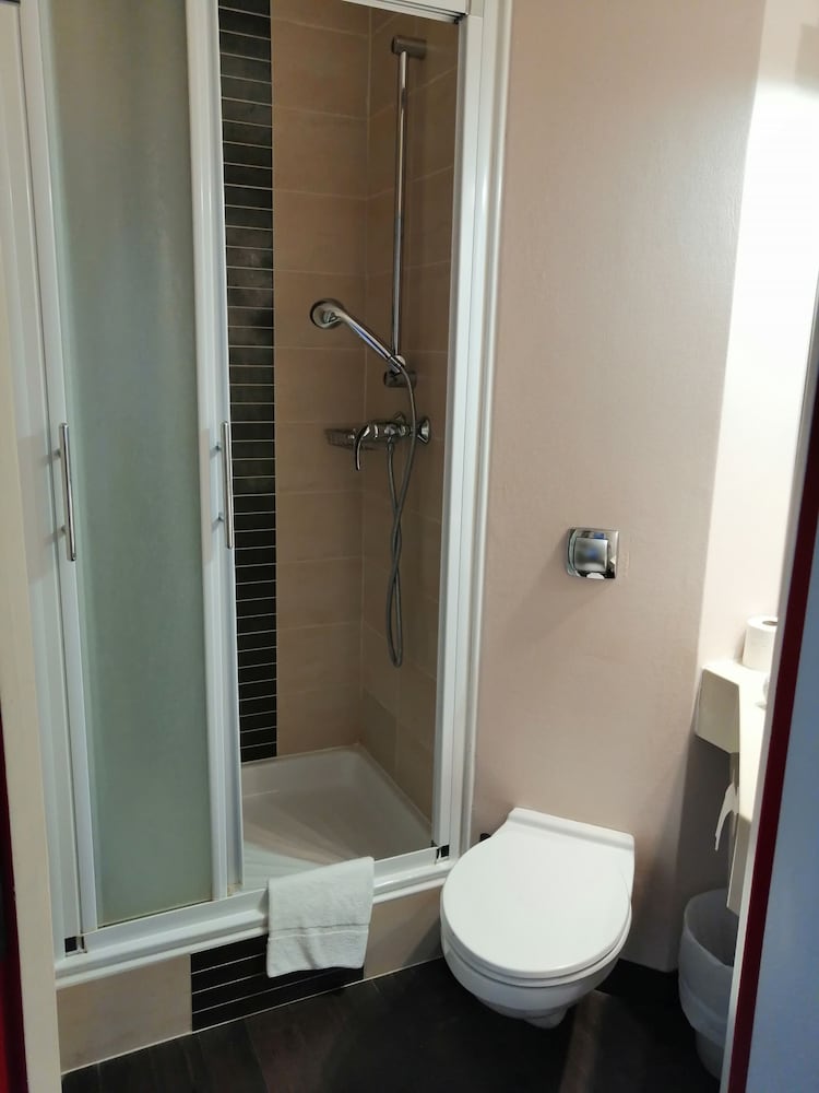 Standard Twin Room, 2 Twin Beds, Non Smoking photo 3
