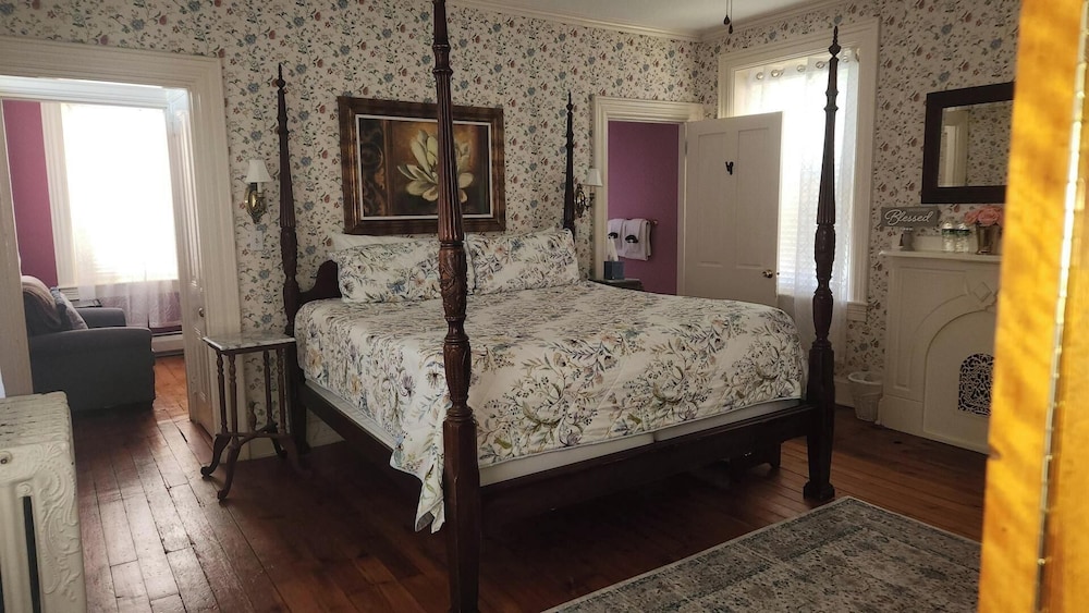 Honeymoon Room, 1 King Bed, Non Smoking, Poolside (Room 2)