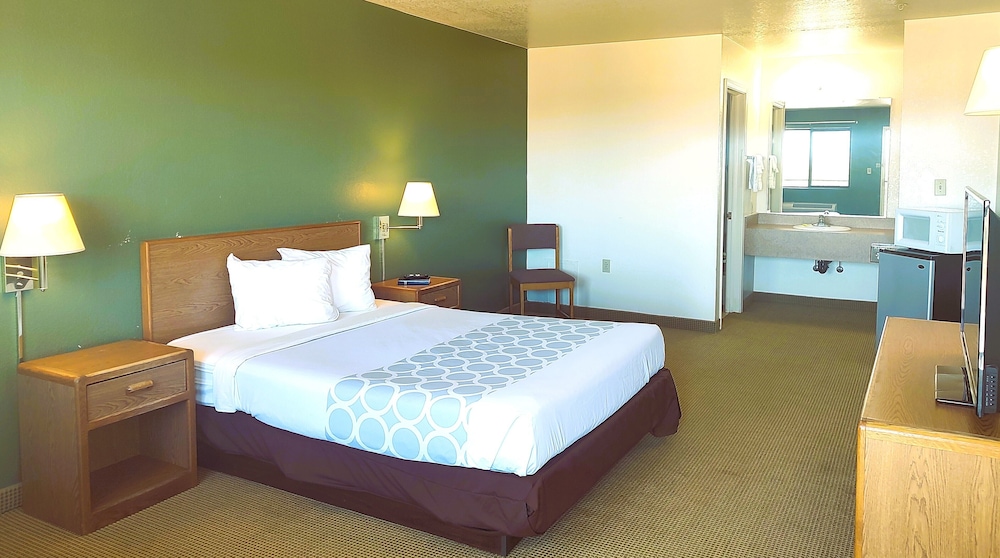 Standard Room, 1 Queen Bed, Non Smoking - Photo 1
