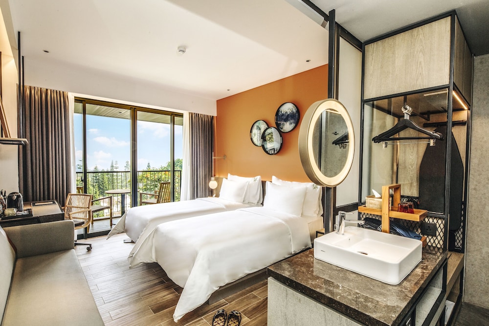Deluxe Room, Garden View - Photo 3
