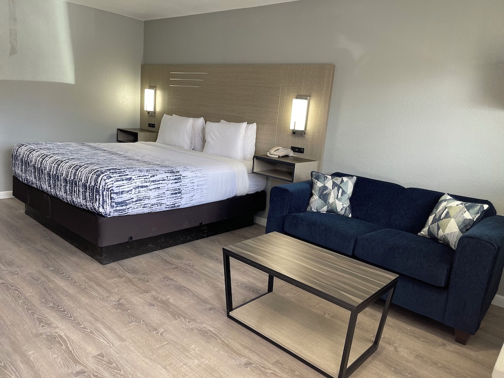 King Suite with Love Sofa photo 1