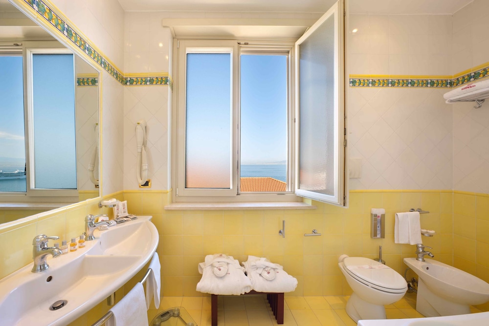 Classic Double or Twin Room, Sea View - Photo 4