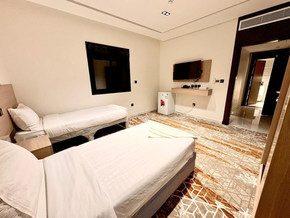 Basic Quadruple Room, City View photo 2