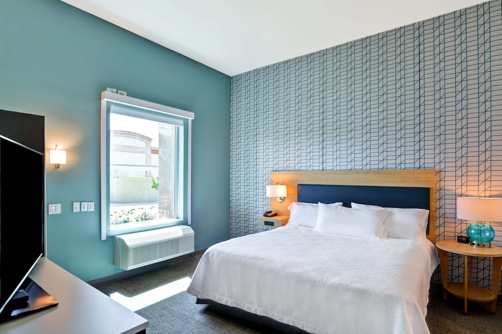 Suite, 1 King Bed, Accessible (Roll-In Shower) photo 2